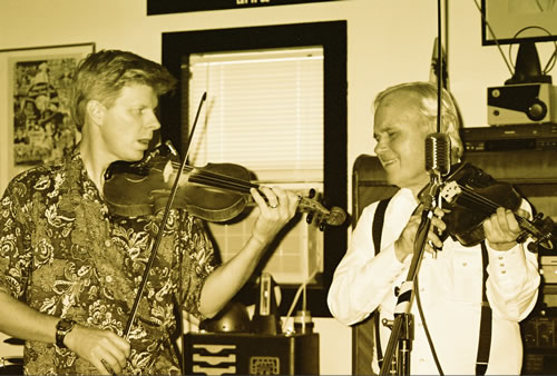 Jon Kempainen with Rod during a jam session, May 2006 at the Cuvie Jam.